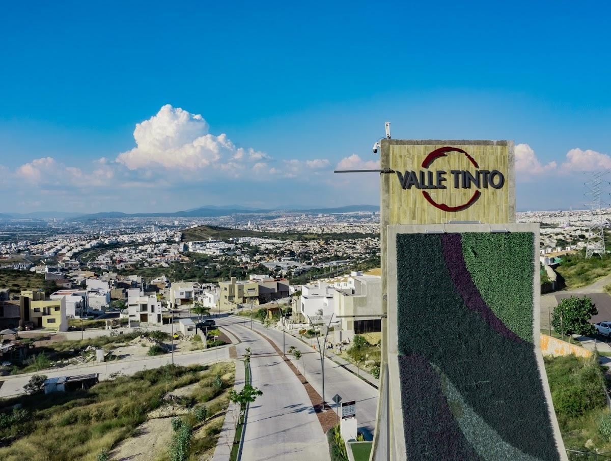 Residences in Valle Tinto surrounded by greenery.